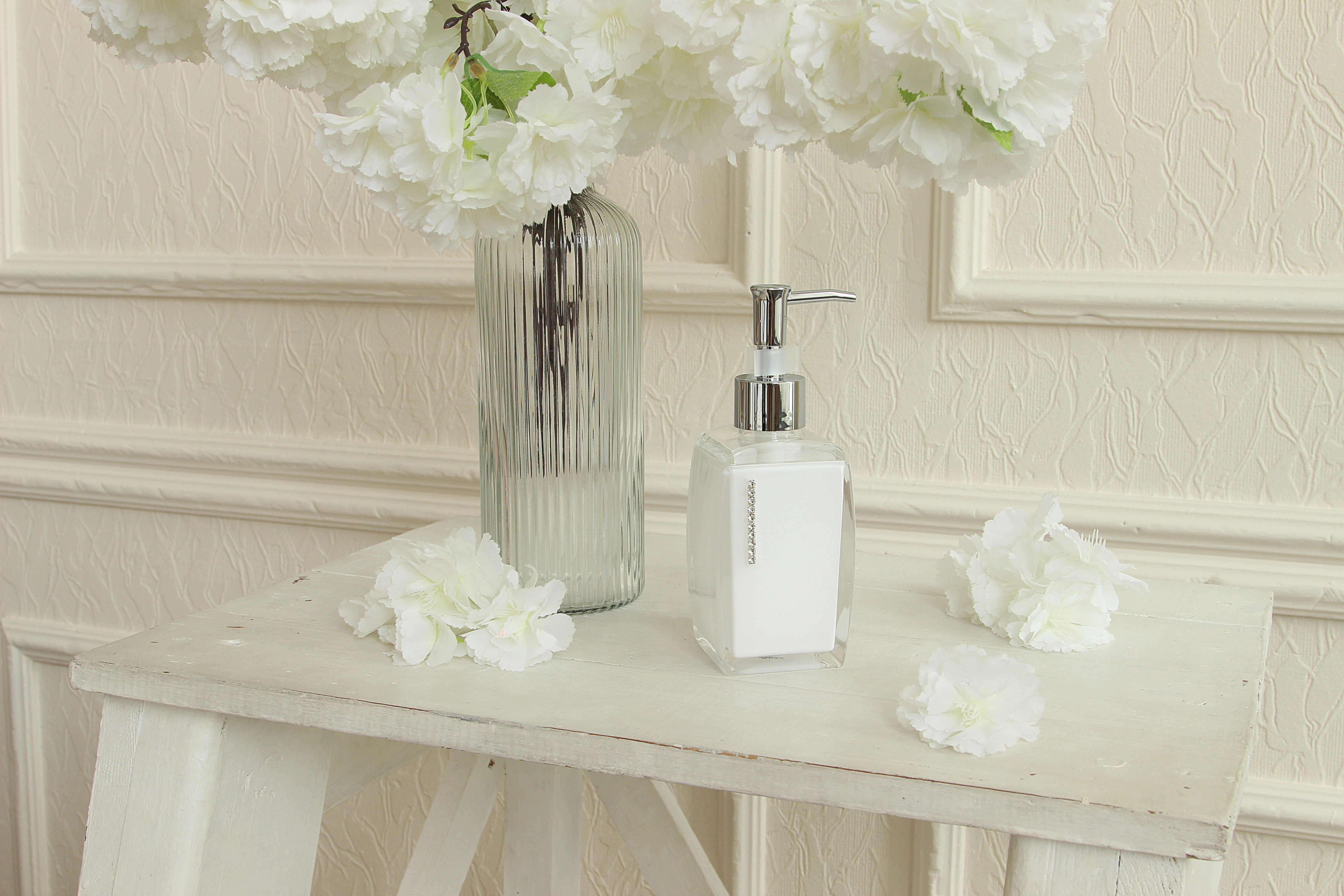 Дозатор для жидкого мыла Delphinium коллекция "White cristal", пластик