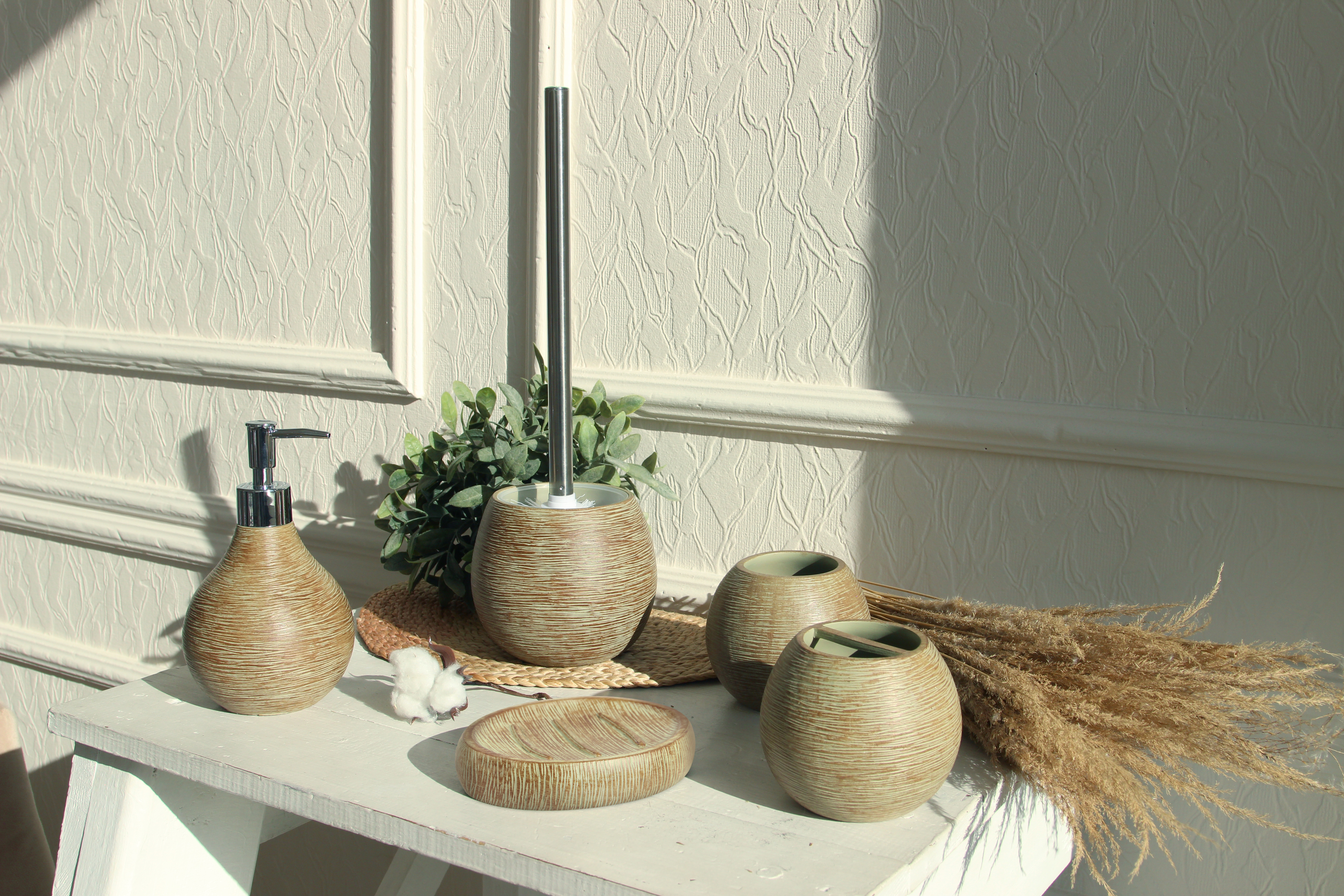 Дозатор для жидкого мыла Delphinium коллекция "Шарм", полирезина