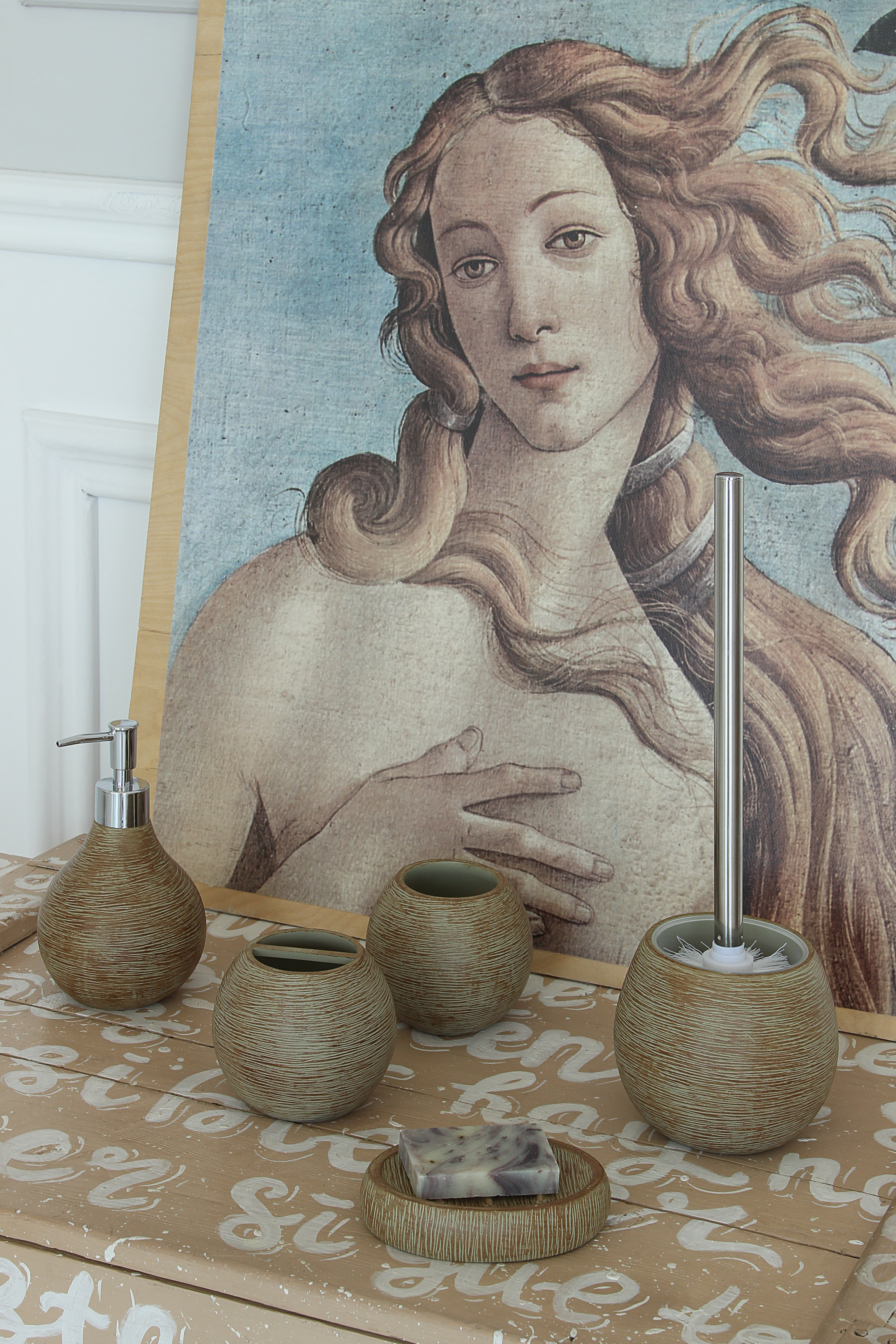 Дозатор для жидкого мыла Delphinium коллекция "Шарм", полирезина