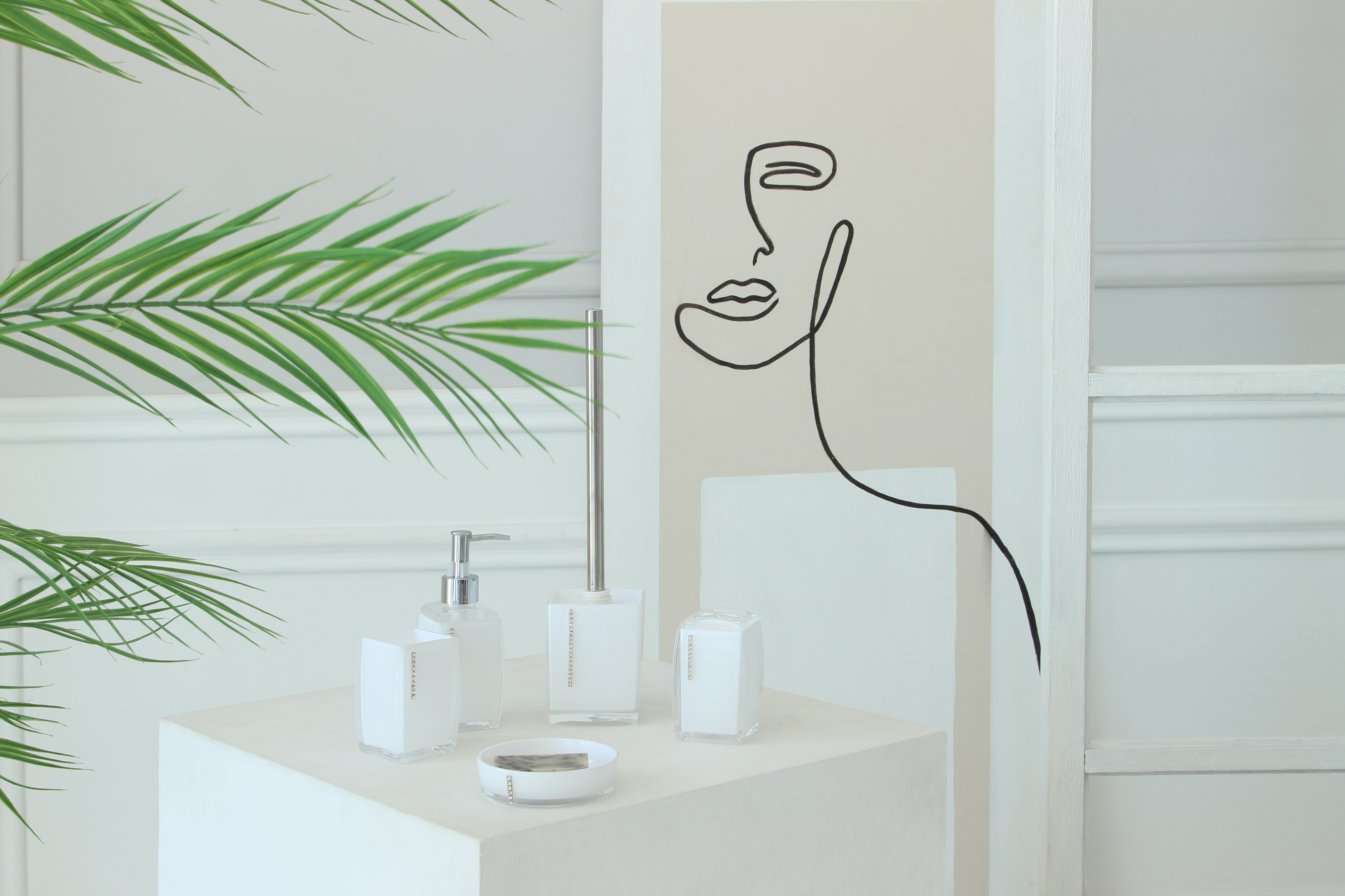 Стакан для зубных щеток Delphinium коллекция "White cristal", пластик